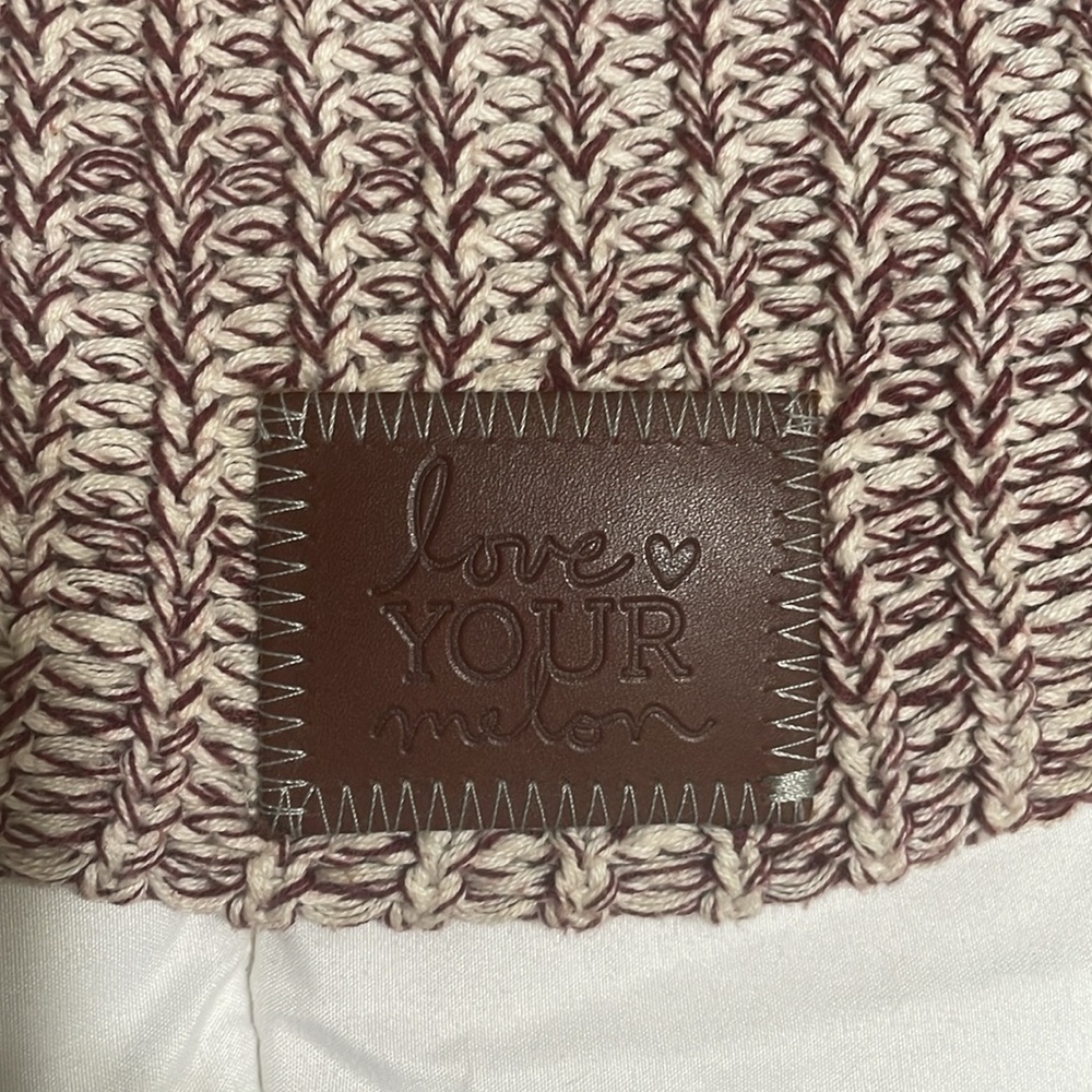 💰Love Your Melon Women’s Winter Beanie Hat Maroon & White Knit Woven With Logo - Picture 2 of 4